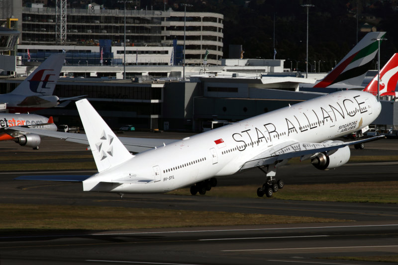 SINGAPORE AIRLINES BOEING 777 300ER SYD RF IMG_6095.jpg