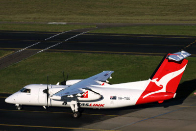 QANTAS LINK DASH 8 200 SYD RF IMG_0087.jpg
