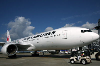 JAPAN AIRLINES BOEING 777 200 FUK RF IMG_6292.jpg