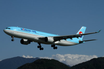 KOREAN AIR AIRBUS A330 300 FUK RF IMG_0820.jpg