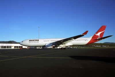 QANTAS AIRBUS A330 300 HBA RF 1945 10.jpg