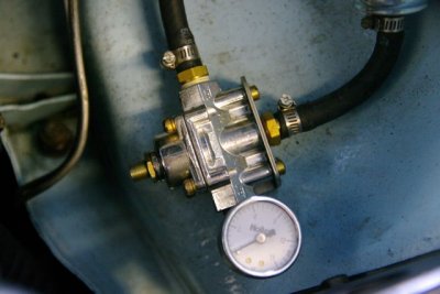 Regulateur de pression de carburant et son manometre