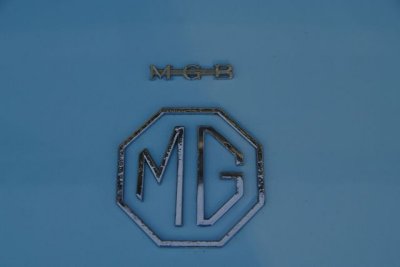 Logo d'origine sur le coffre (pas moins de 15 vis)