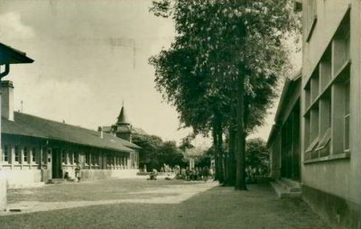 Cour de l'école de la République en 1960