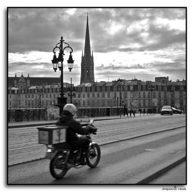 Rush hour on Pont de Pierre