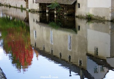 Autumnal reflections in Chartres