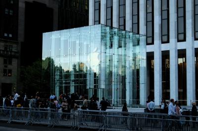 New Flagship Apple 24/7 Store in New York Grand Openning May 2006