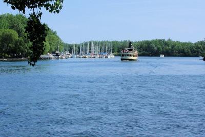 Tour boat