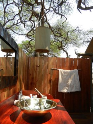 Wonderful outdoor bucket shower at Somalisa