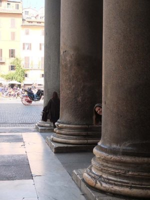 Cyn in columns of the Pantheon
