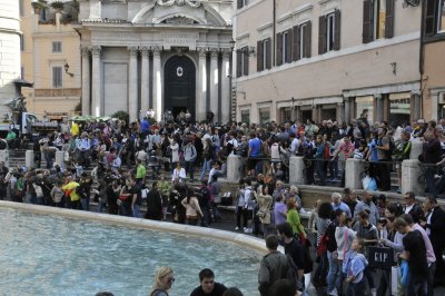 Trevi Fountain crowds