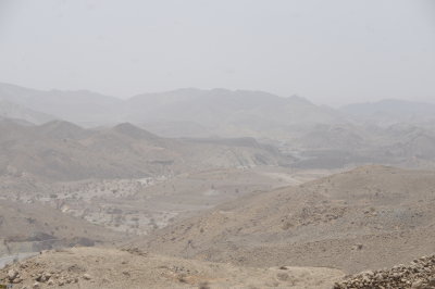 Going toward some Wadi (like an Oued) that look completely dry. And we'll see later on that they can be flooded in a matter of minutes.
