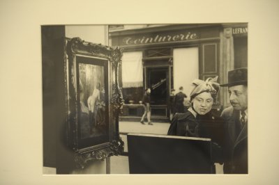 Robert Dosinesau: Regard Oblique. Watch the lady explaining the painting in front of her, sure that the husband listens, while his eyes go elsewhere.