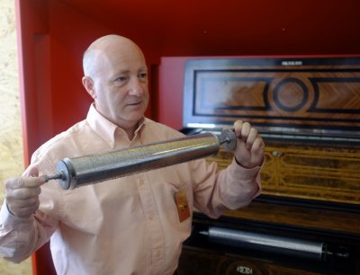 The guide showing one removable cylinder from a music box. These are done by local women, inserting one pin at a time with a precision that goes beyond the milimeter.