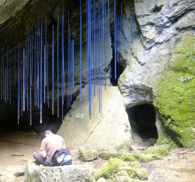 Inside the forest and after a solid climbing nearby a waterfall the entrance of this cavern iys another piece on display. Seemingly it produces music when there is wind. Today, it was only hot.