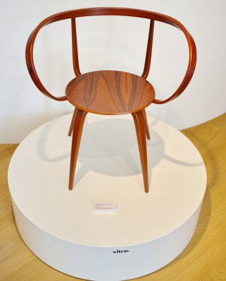 A wooden 1952 pretzel chair by George Nelson.
(you can buy it for some € 2,400.-)