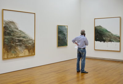 A visitor listening to explanations on the Cy Twombly paintings.