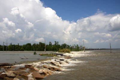 2011-Where the Mississippi River Water Flows Into Lake Pontchartrain -Gauge at River 22 feet and steady