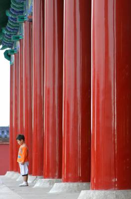 Beijing - Child and Pillars (Temple of Heaven)