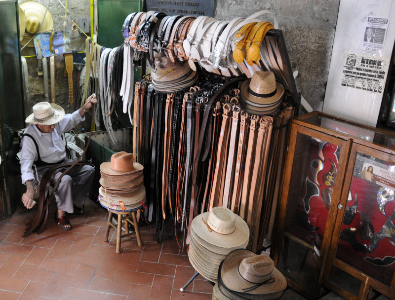 Mercado Cinturones y Sombreros.jpg