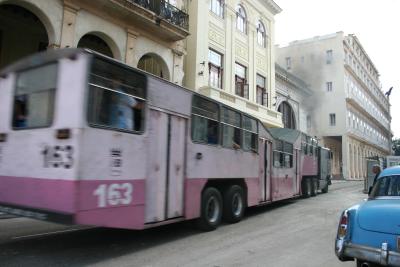 El Camello (=camel) bus in Havana