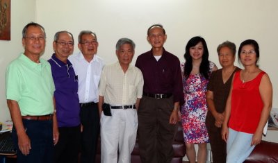 L to R: Le^., Cha^'n, Tha^n, Nga^n, Tua^'n, D. Hu+o+ng, Ha.nh, B. Nga