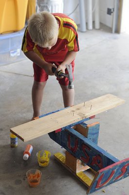 Simon decides to build an airplane