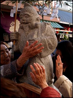 4th - Touching the money god, Osaka shrine - rayk.jpg