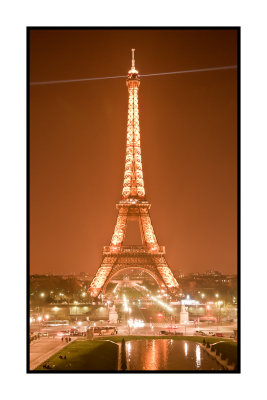 Eiffel-Tower-at-night