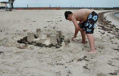 g4/08/223108/3/59417151.FischerBuildsSandcastles.jpg