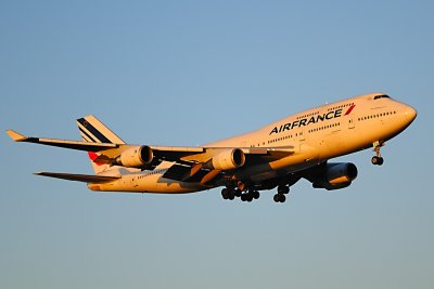 Boeing 747-400 arriving in Montreal