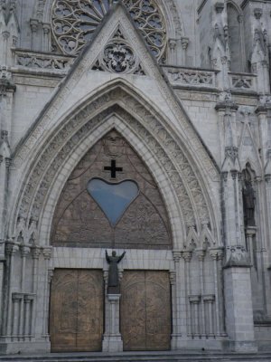 Church of La Basilica front doors_Quito_IMGP2953_01.JPG