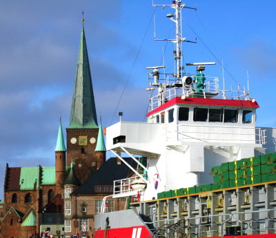 Cathedrals and boats: the town center is practically in the port