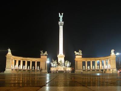 Hsk Tr (Heroe's Square) Monument