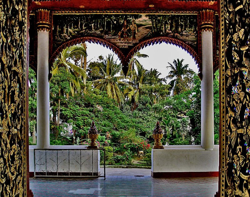 View thru front doors of Wat Inpeng