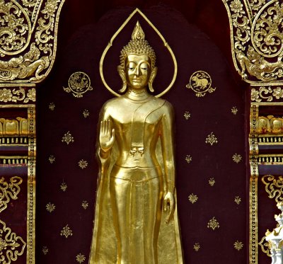 Wat Dokkam, Buddha image facing the street