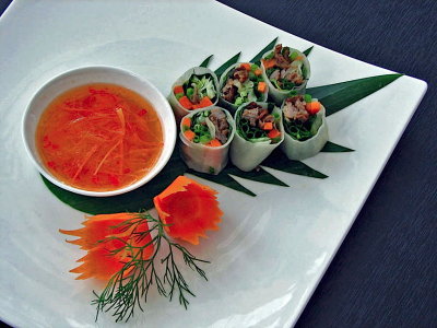 Fresh spring rolls with sweet and sour sauce