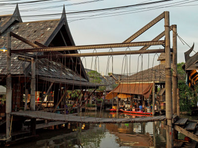 Swinging bridge