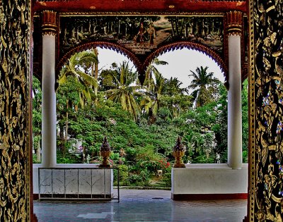 View thru front doors of Wat Inpeng