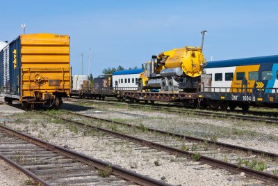 Freight 419 in front of Polar Bear Express