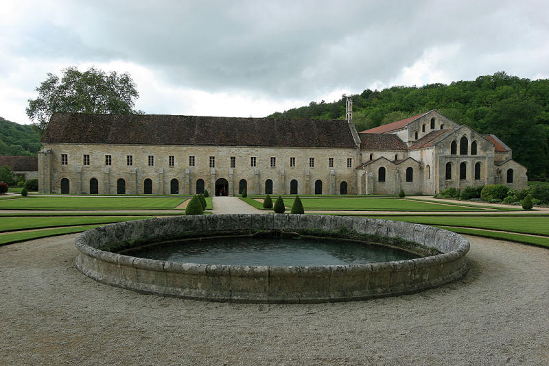 Le bâtiment contenant la salle capitulaire, la salle des moines et le dortoir vu depuis le fond du jardin
