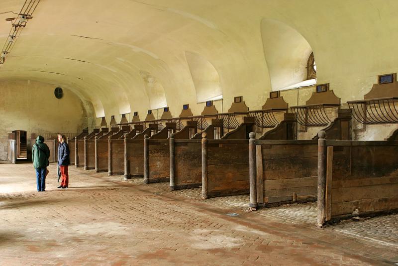 Visite du chateau de Commarin dans la Cte dOr, en Bourgogne