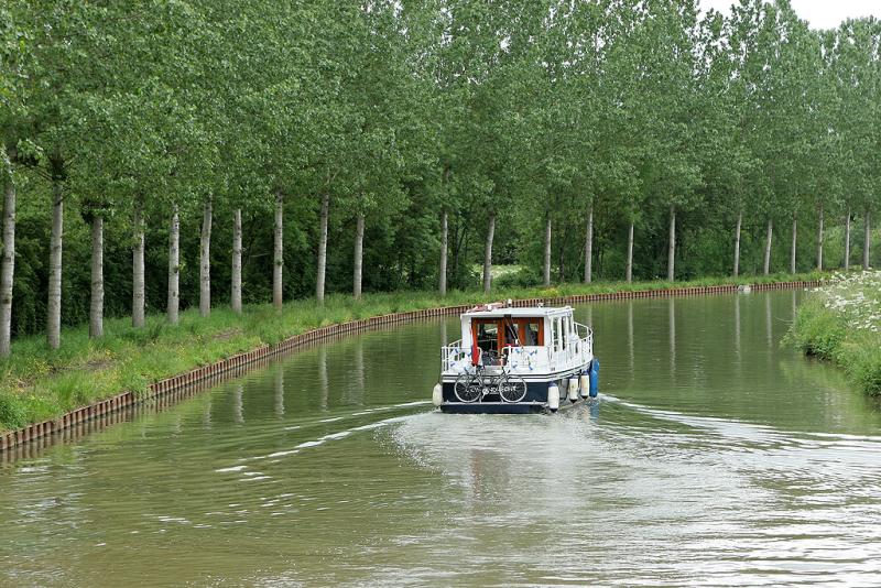 Le long du canal de Bourgogne près de Chateauneuf en Auxois