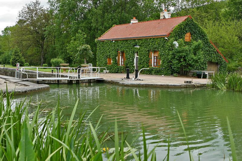 Le long du canal de Bourgogne près de Chateauneuf en Auxois