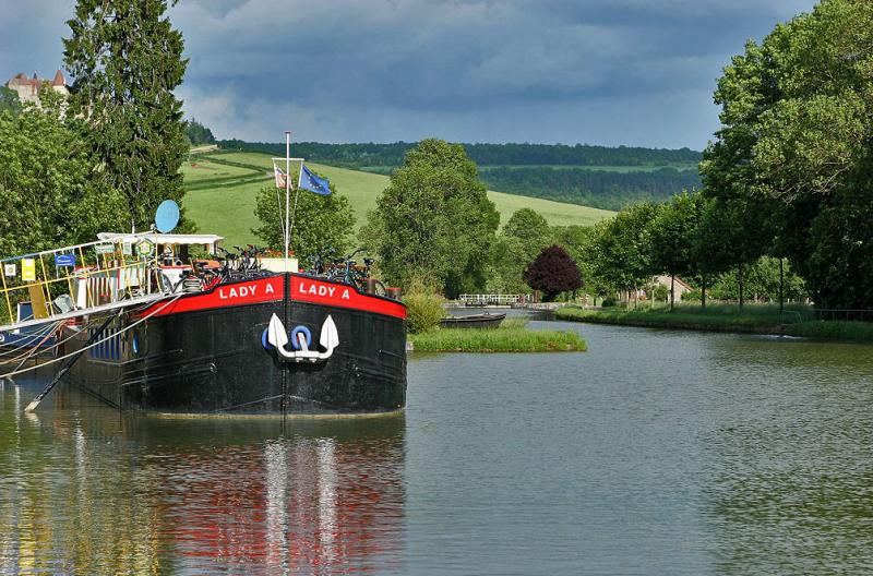 La péniche Lady A amarrée à Vandenesse-en-Auxois