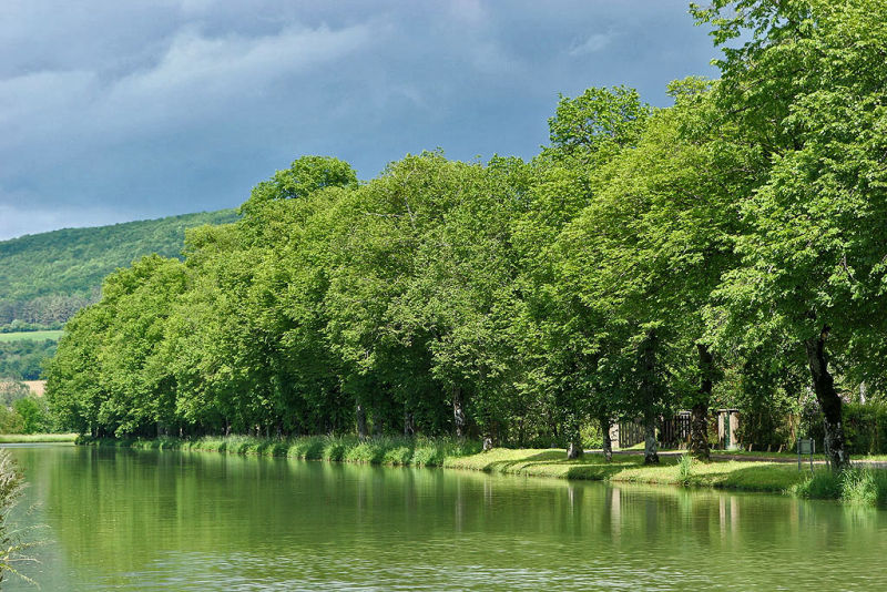 Le long du canal de Bourgogne près de Chateauneuf en Auxois