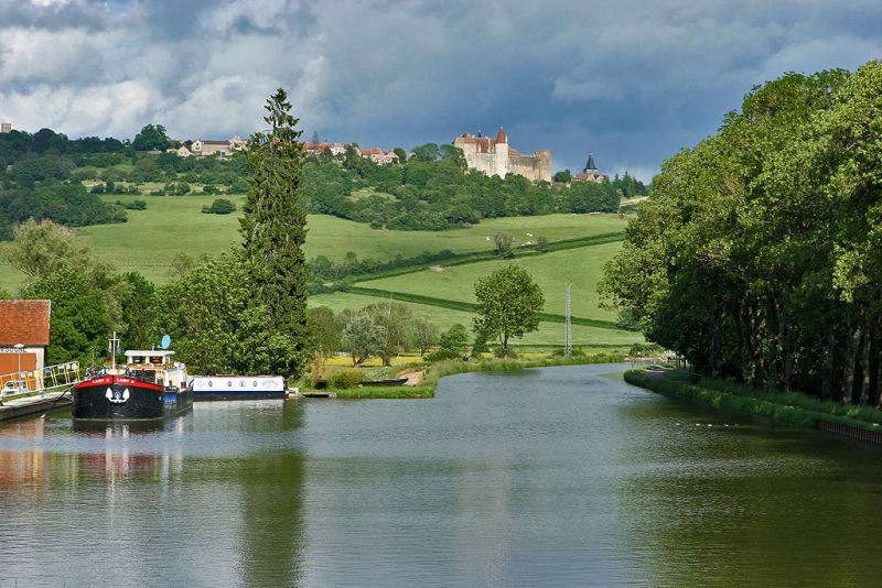 Le long du canal de Bourgogne près de Chateauneuf en Auxois