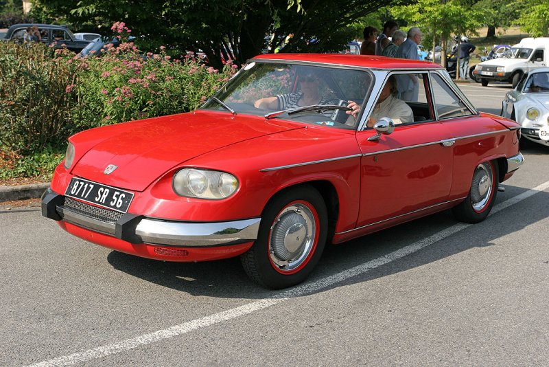 Dfil de vieilles voitures - Old cars exhibition