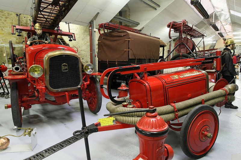 Sur la gauche, un camion de pompiers de la marque Delahaye - MK3_2118 DxO.jpg