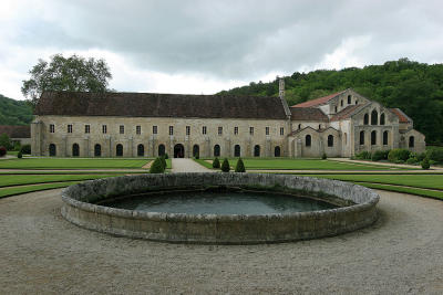 Le btiment contenant la salle capitulaire, la salle des moines et le dortoir vu depuis le fond du jardin